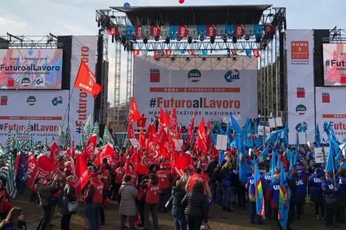 Sindacati in piazza contro il governo. E rispuntano i vecchi leader