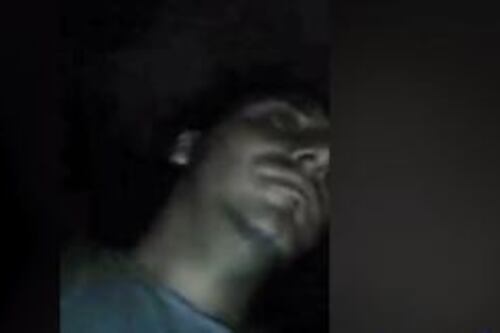 Fa la diretta Facebook e si schianta in autostrada. Morti i due figli in auto