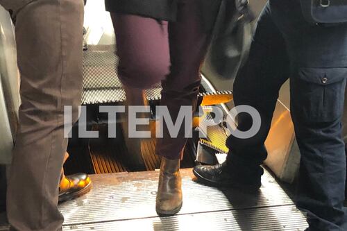 Crolla il gradino della scala mobile. Panico sotto la metro Barberini