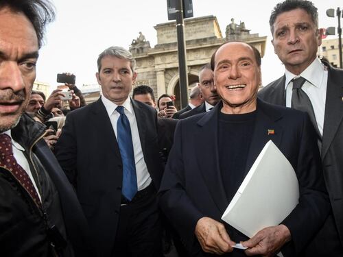 Mille euro al mese, denti e film gratis: riecco Berlusconi