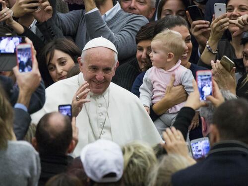 Papa Francesco sul fine vita: "Lecito sospendere cure se non proporzionali"