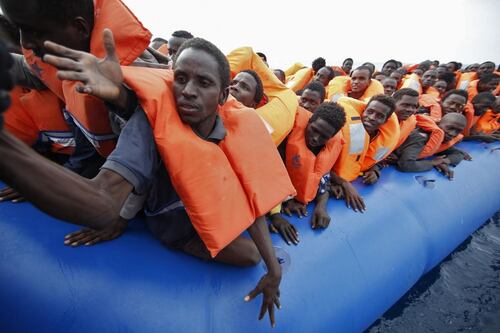 Migranti, navi Ong in arrivo in Italia. Gli 007: "Fanno il gioco dei trafficanti di esseri umani"