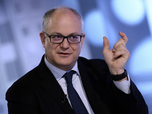 Il ministro Gualtieri entra alla Camera al posto di Gentiloni. Avanti nello spoglio delle schede
