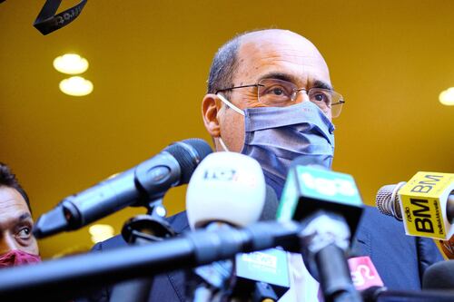 Nicola Zingaretti, l'ombra della camorra sulle mascherine: lui parla di tutto tranne che dei suoi guai