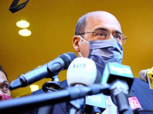 Nicola Zingaretti, l'ombra della camorra sulle mascherine: lui parla di tutto tranne che dei suoi guai