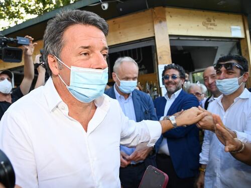 "Mi si nota di più se vengo o se non vengo?". Matteo Renzi tradito dalla Rete