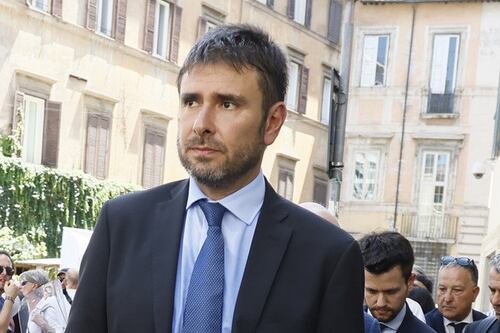M5s, via al piano Dibba. Riunione segreta a Roma: Grillo prepara il "vaffa" a Conte