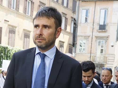 M5s, via al piano Dibba. Riunione segreta a Roma: Grillo prepara il "vaffa" a Conte