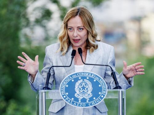 Meloni "contraria a dimezzare i tempi della cittadinanza". Maggioranza? "Compatta"