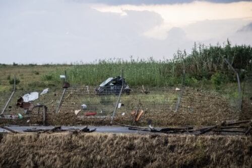 Sbalzata in auto per decine di metri. Tromba d'aria uccide una donna a Fiumicino