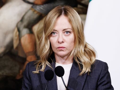 Atreju, Meloni spiazza Schlein: “Ok al confronto, ma anche con Conte”