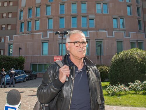 Zangrillo scatena la guerra dei virologi: "Il virus è morto", "No è vivo"
