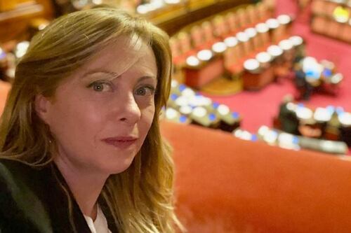 Giorgia Meloni difende Matteo Salvini. Così si presenta in Senato