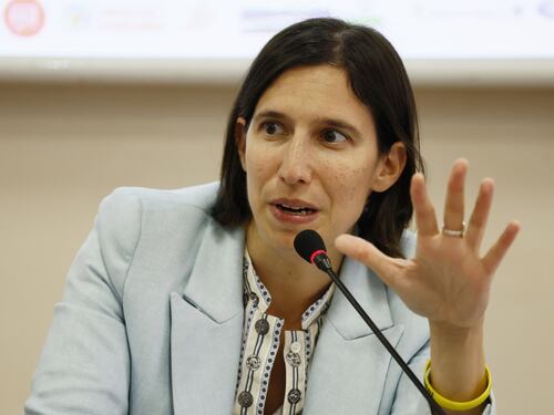 Medio Oriente, Conte scende in piazza per la pace, Schlein gli fa lo sgambetto