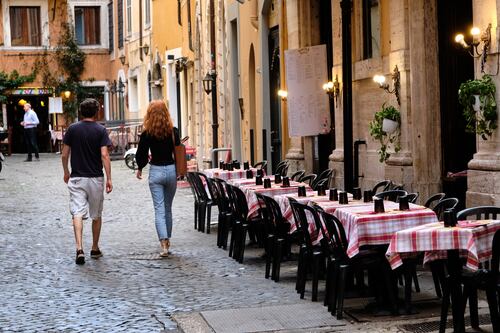 Dl Covid, tutti più liberi (poco). Torna la zona gialla e per muoversi c'è il green pass