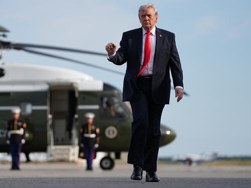 Guerra, Trump “riapre” Hormuz. L’Iran colpisce gli Emirati: cessate il fuoco appeso a un filo
