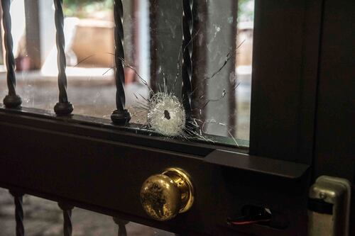 Agguato a Casal Bruciato. Gli sparano nel portone di casa