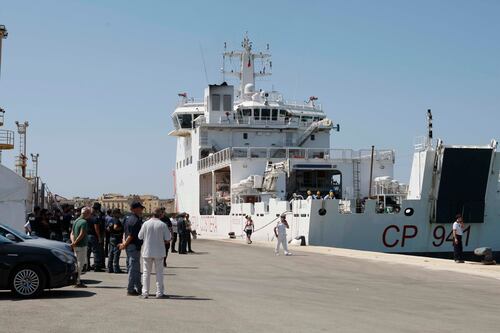La Diciotti a Catania ma niente sbarco. Salvini: "Non attraccherà lì"