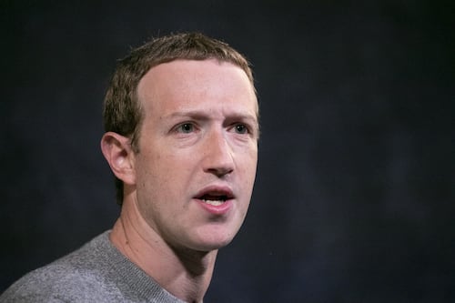 Facebook down, Zuckerberg piange in Borsa: perde 6 miliardi di dollari