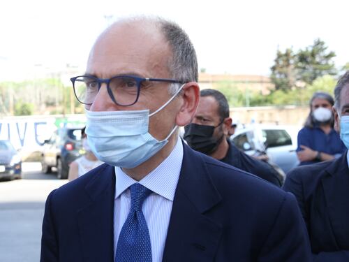 L'ultima idea di Enrico Letta: "Candidati vaccinati". Battaglia politica sul Covid