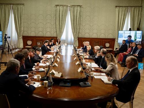 Salario minimo, “lavoriamo insieme”. Così Meloni spiazza la sinistra