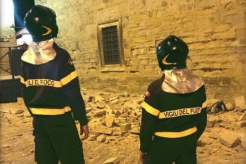 Paura a Città di Castello, crolla il muro del Duomo