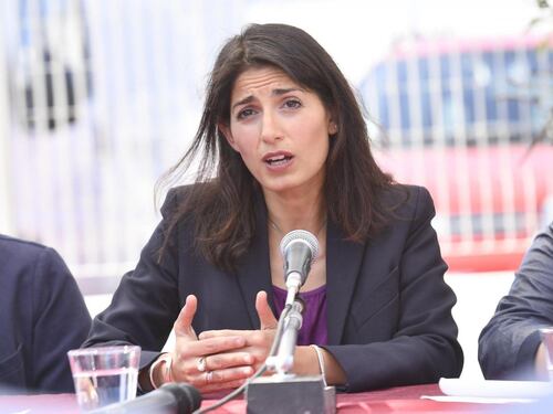 "La Raggi ci sfratta, noi la denunciamo"