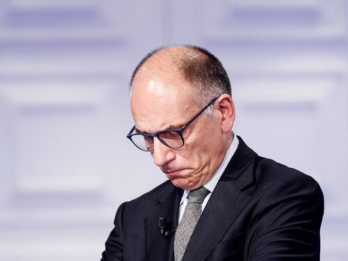 Enrico Letta in un mare di guai, flop del campo aperto e schiaffi di Calenda: "No a ex M5s e Sinistra"