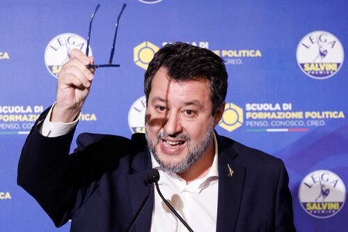 Paragone difende Salvini: “Menarlo è lo sport che va di moda”