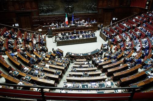 Governo, anche in caso di spallata il vitalizio è garantito. La norma che mette al riparo i parlamentari