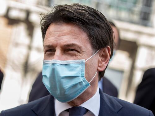 Il nuovo partito di Conte: l'ultimo bluff del premier tra preti e 5 Stelle