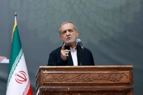 Iran, Pezeshkian: "Destinato a fallire il blocco Usa di Hormuz". Crollano le Borse europee