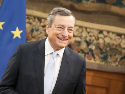Mario Draghi saluta i cronisti di Palazzo Chigi: un'esperienza straordinaria