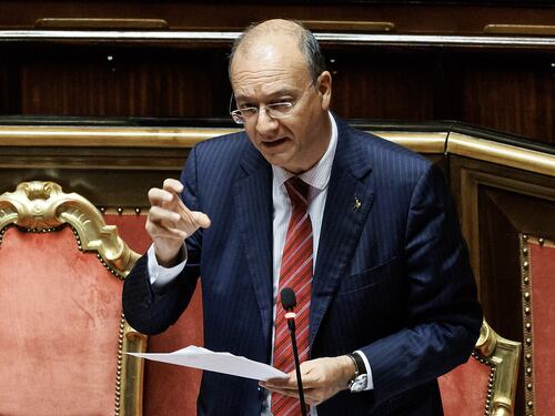Il ministro Valditara contro la violenza nelle scuole: psicologo permanente