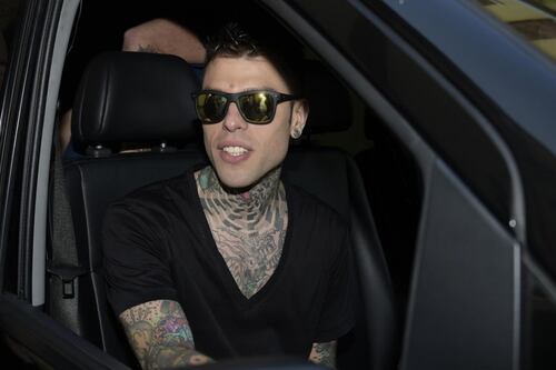 Litiga col vicino per la musica alta. Fedez finisce in tribunale