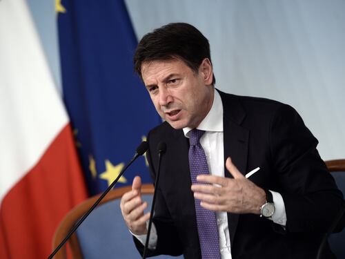 Impedivano a Conte di fare pipì