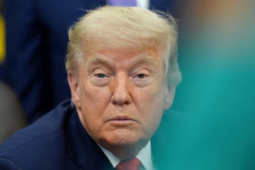 Guerra, Trump annulla i bombardamenti sull'Iran e annuncia la pace. Ma Teheran smentisce