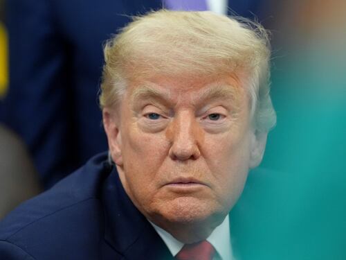 Guerra, Trump annulla i bombardamenti sull'Iran e annuncia la pace. Ma Teheran smentisce