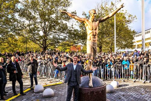 Ibrahimovic diventa una statua: "Sono il migliore"