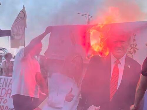 Napoli, gigantografia di Meloni e Trump data alle fiamme: "Disarmiamoli"