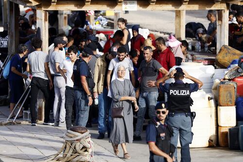 Migranti, i primi clandestini liberati da Apostolico sono già irreperibili