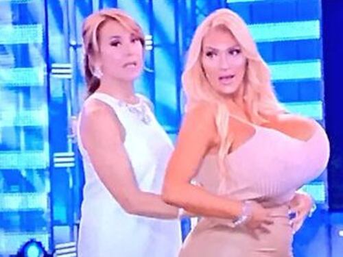 Il seno (rifatto) più grande del mondo a Domenica Live: Barbara D’Urso sotto accusa