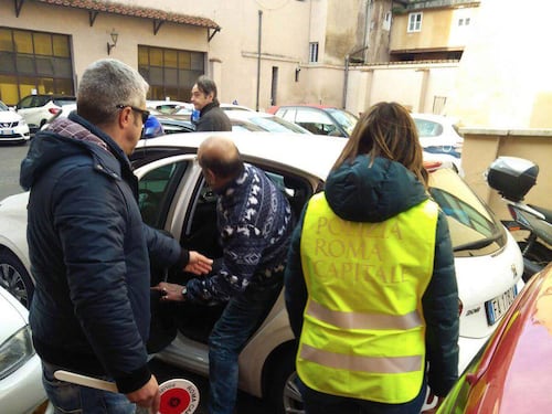La Raggi dichiara guerra ai parcheggiatori abusivi
