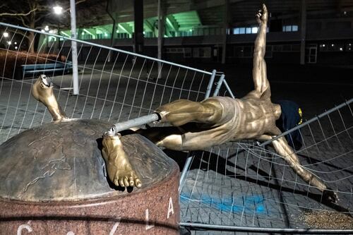 Distruggono la statua di Ibrahimovic. Cosa propone lo scultore