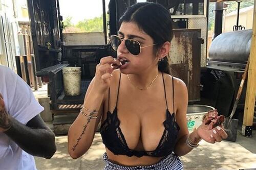 La pornostar Mia Khalifa colpita da un disco da hockey: "Aiuto, mi si è sgonfiato un seno"