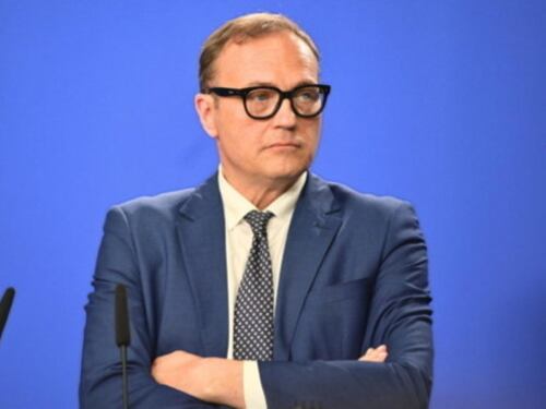 Tg4, centro sociale vuole l’abolizione della polizia. Cerno: “Salis farà il corso per diventare Pasdaran”