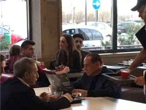 Berlusconi al McDonald's, spremuta d'arancia e foto con i clienti