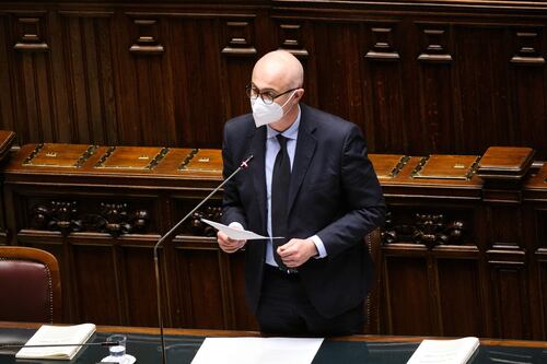 Veneto, il ministro Federico D'Incà trova posto in latteria