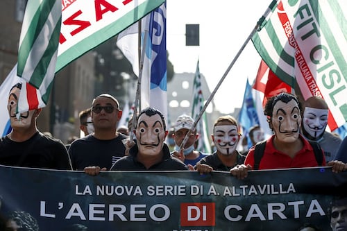 L'Alitalia è già a terra: i piloti contro la mancata assunzione e i voli cancellati