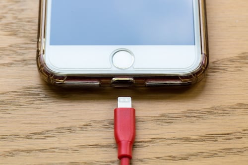 "Sì al cavo universale". L’Europa sfida Apple per unificare i sistemi di ricarica
